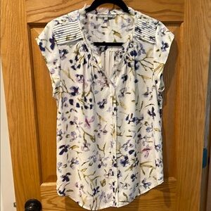Danielrainn women’s large floral blouse 100% polyester raw edges